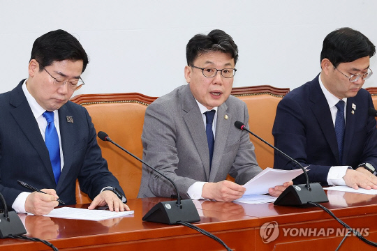 진성준 더불어민주당 정책위의장이 6일 서울 여의도 국회에서 열린 정책조정회의에서 발언하고 있다. 그는 첨단 전략산업의 글로벌 경쟁력 강화를 위한 대규모 국민펀드 조성방안을 마련하겠다고 밝혔다. 연합뉴스